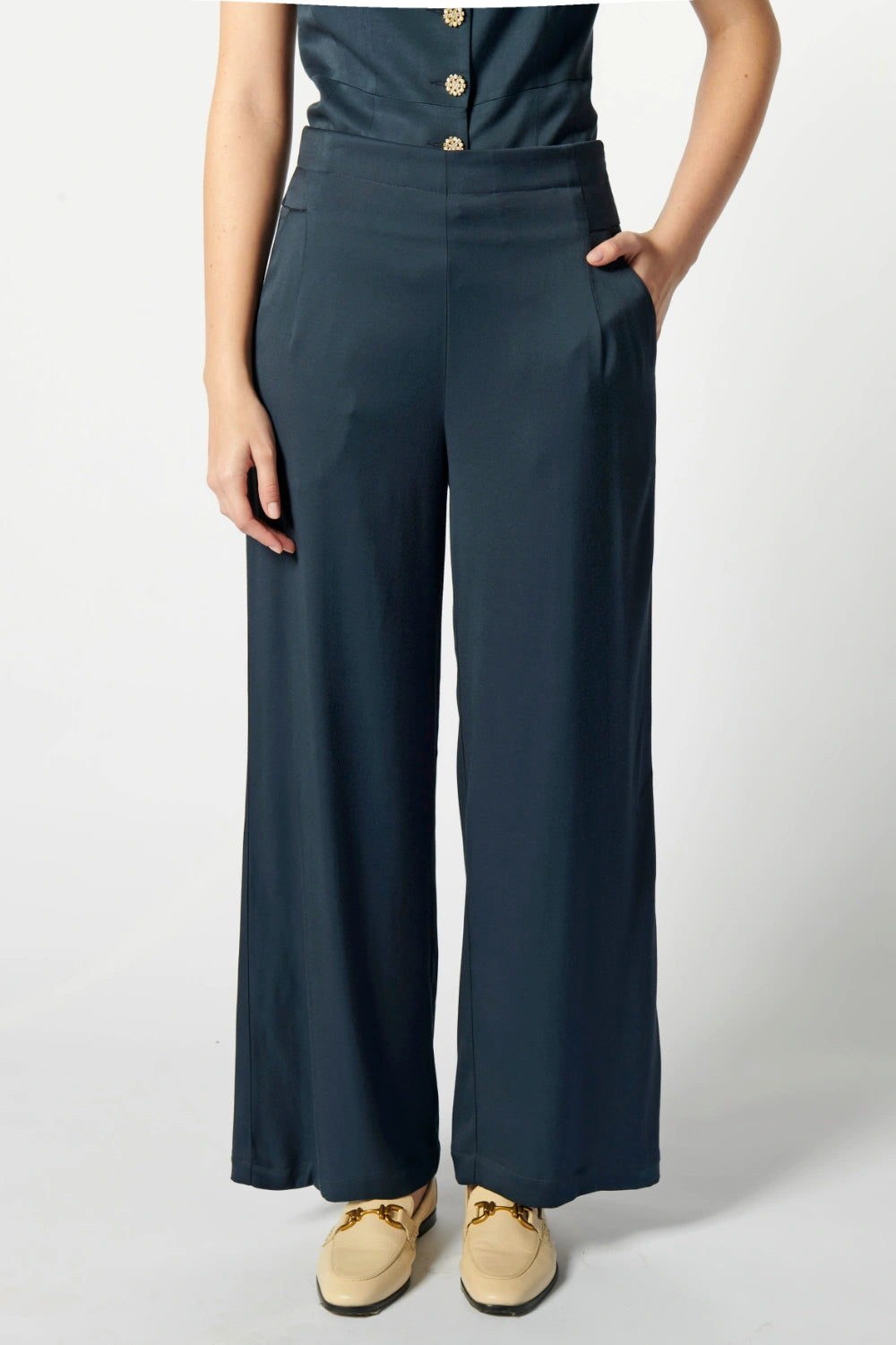Pantalón Cora azul oscuro de la marca P-2026-810, pantalones largos con cinturilla y bolsillos en la imagen.