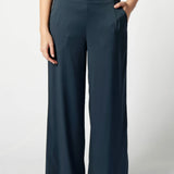 Pantalón Cora azul oscuro de la marca P-2026-810, pantalones largos con cinturilla y bolsillos en la imagen.