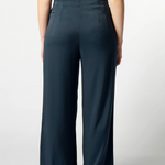 Pantalones Cora azul oscuro de la marca P-2026-810, vista frontal con diseño ajustado y cinturilla.