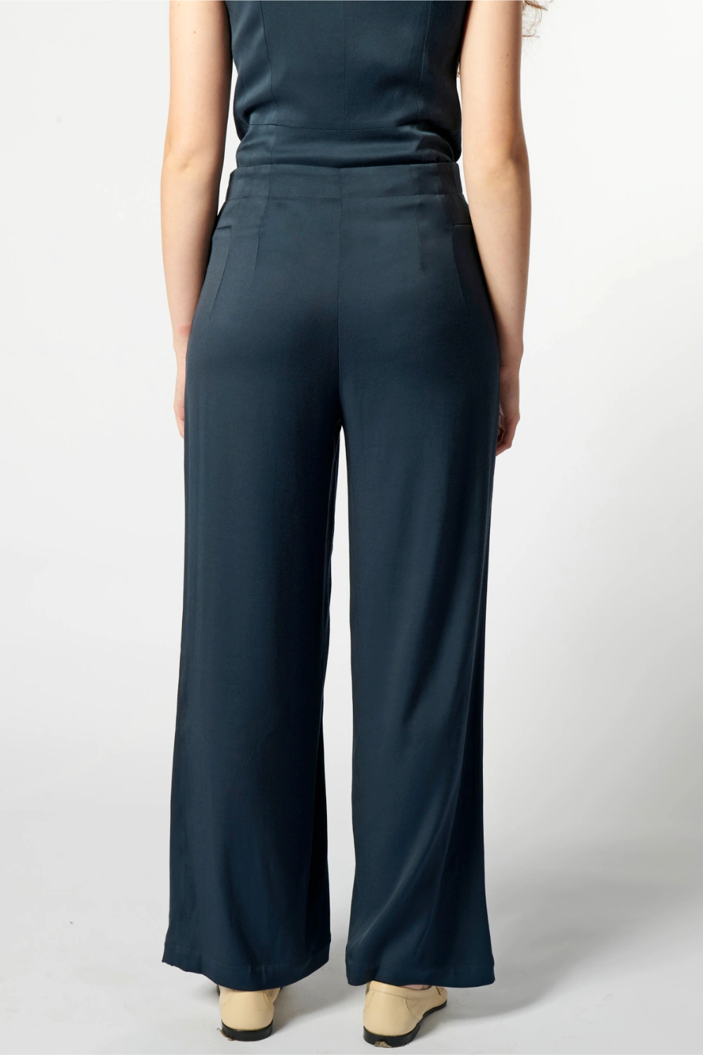 Pantalones Cora azul oscuro de la marca P-2026-810, vista frontal con diseño ajustado y cinturilla.