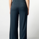 Pantalones Cora azul oscuro de la marca P-2026-810, vista frontal con diseño ajustado y cinturilla.