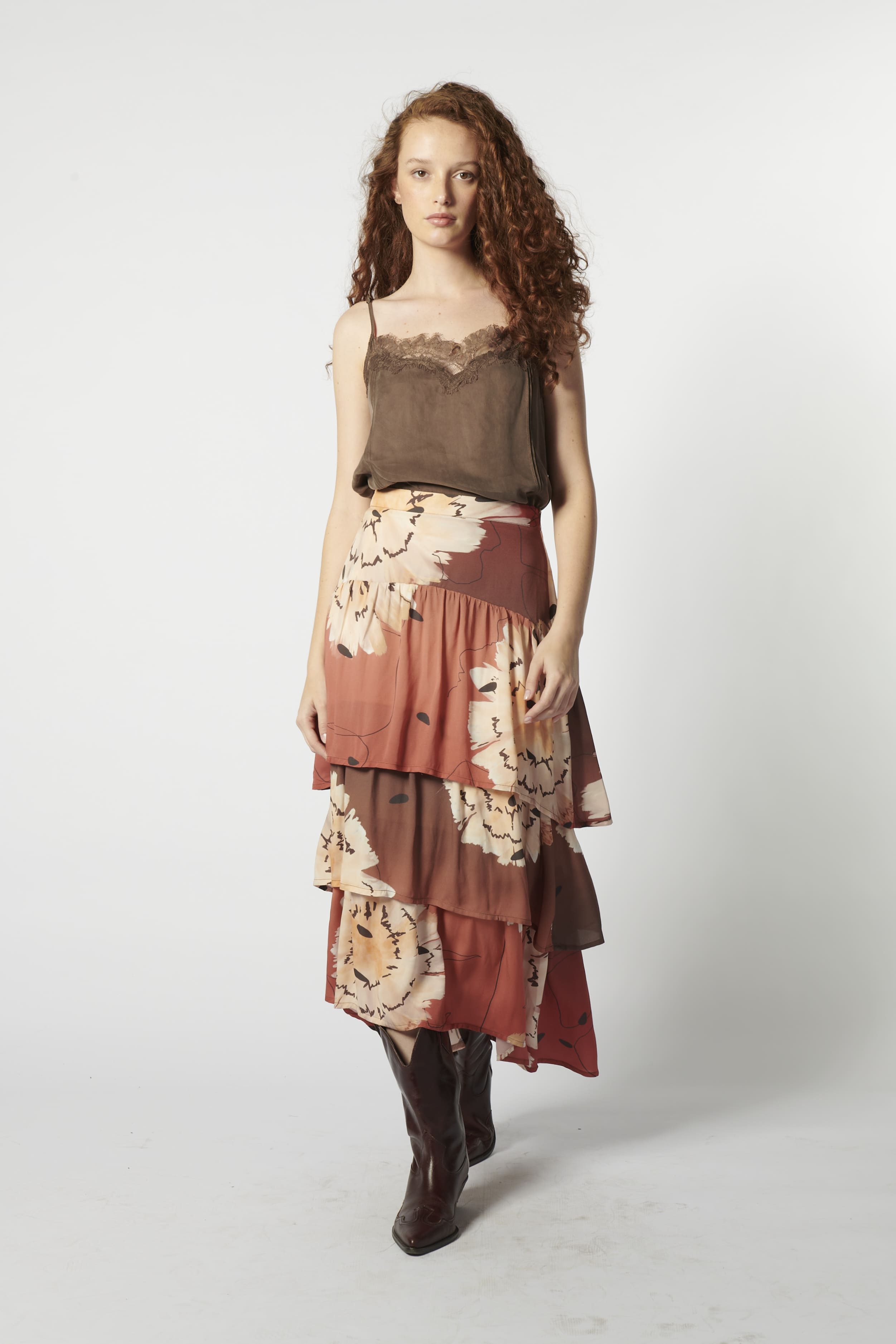 Falda Eslan Terracota de la marca FV-2026-406, en color terracota, mostrando su diseño y tela en la imagen.