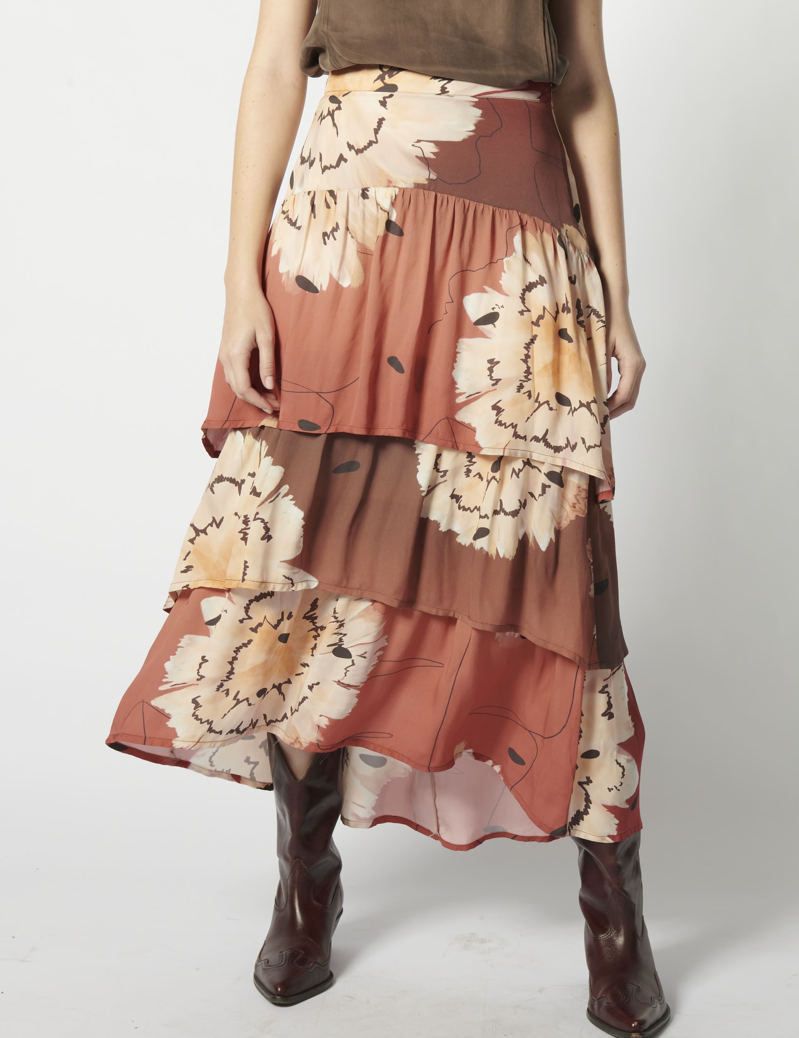 Falda Eslan Terracota de la marca FV-2026-406, en color terracota, con diseño elegante y fluido, visible en la imagen.