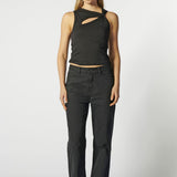 Modelo con jeans flare negro y top negro estructurado, vista frontal
