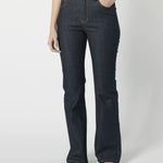 Vista frontal detallada de jeans flare tiro alto en denim oscuro, look casual
