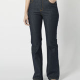 Vista frontal detallada de jeans flare tiro alto en denim oscuro, look casual

