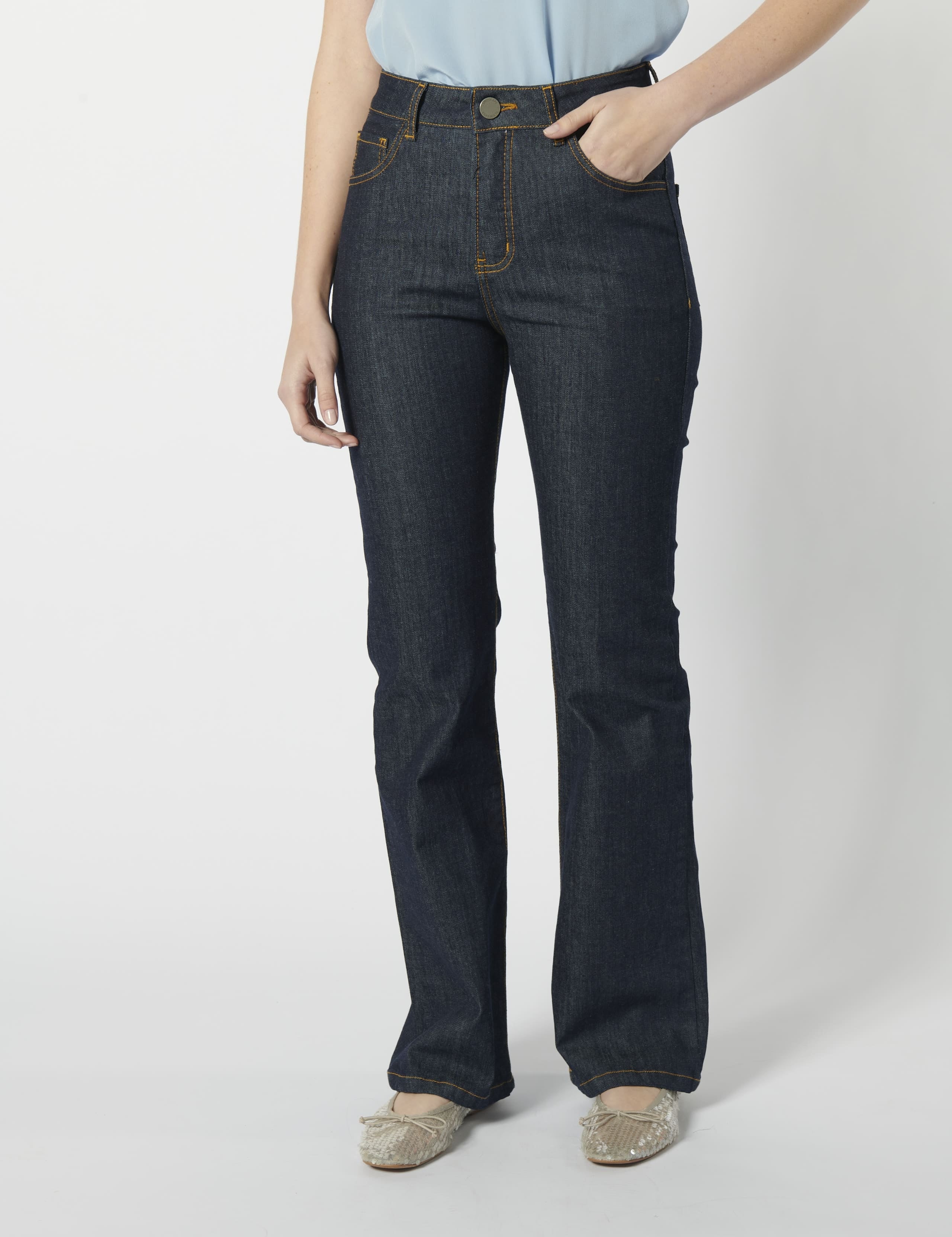 Vista frontal detallada de jeans flare tiro alto en denim oscuro, look casual
