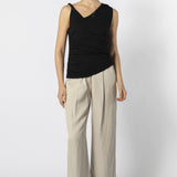 Polera negra Pearl de la marca P-2026-501, blusa moderna de manga larga y corte ajustado, vista frontal en color negro.