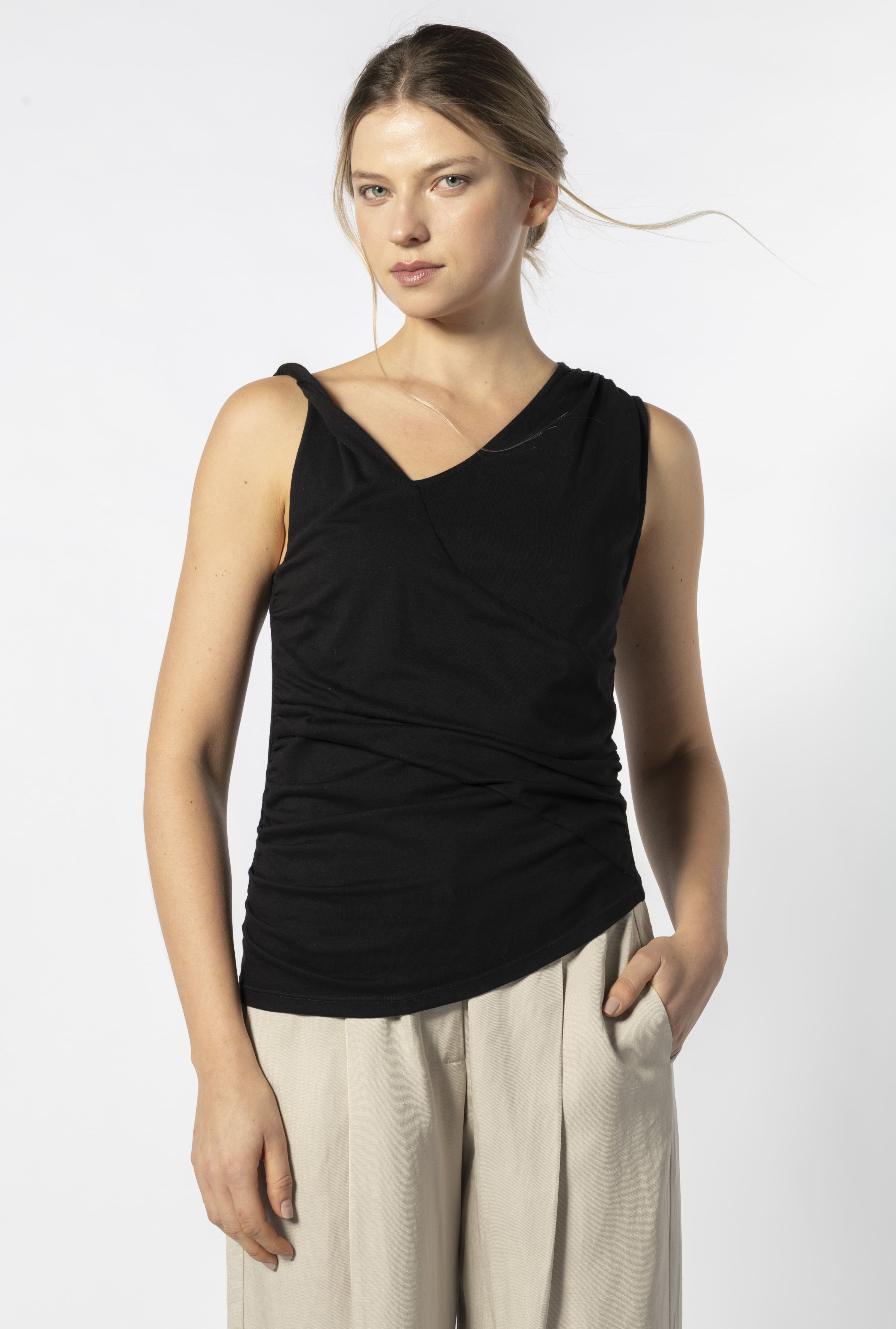 Polera negra Pearl de la marca P-2026-501, blusa de manga larga con diseño elegante y estilo moderno.