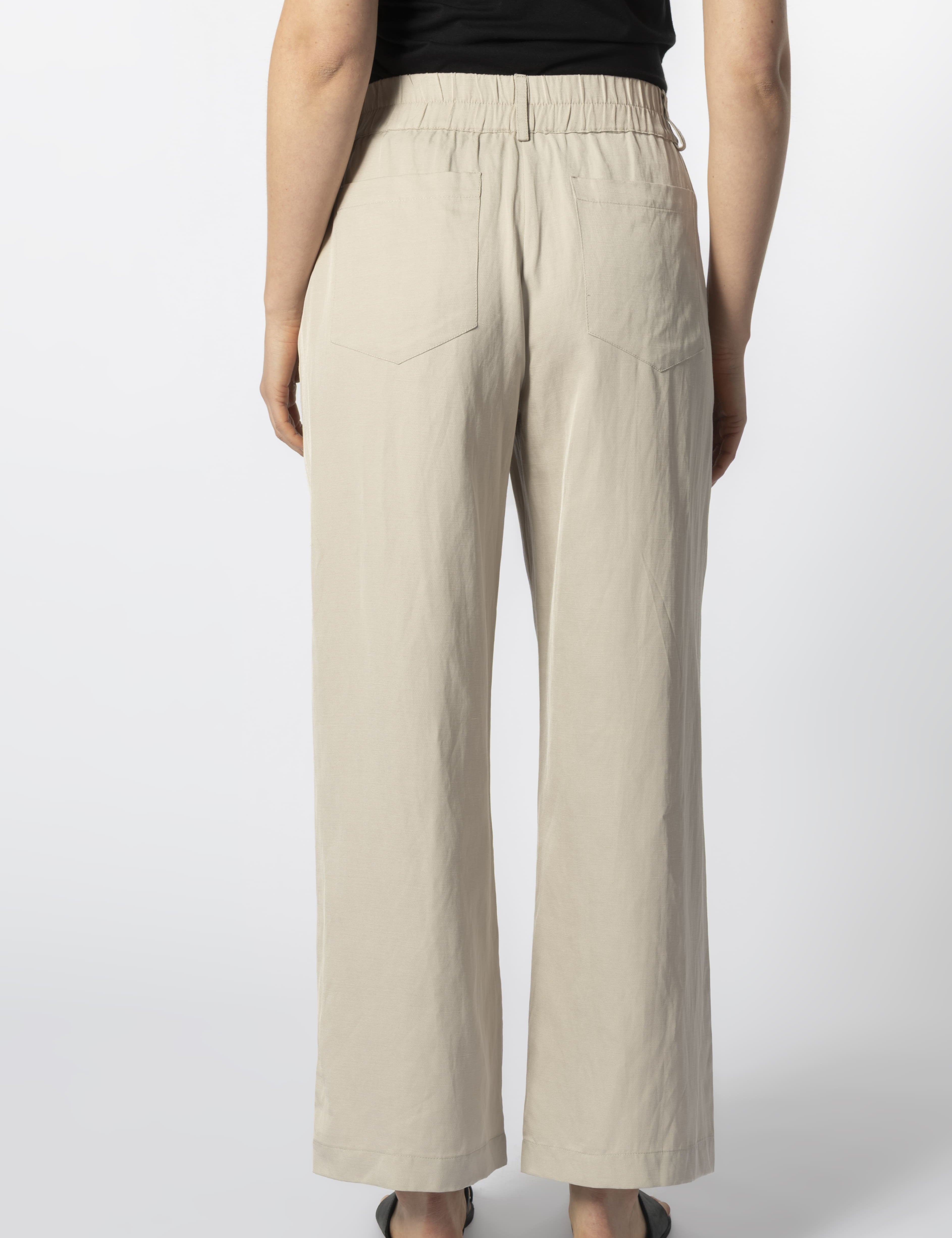 Pantalón Juno Cherry de la marca V-2026-830, en color rojo, con diseño elegante y ajuste cómodo, visible en la imagen.