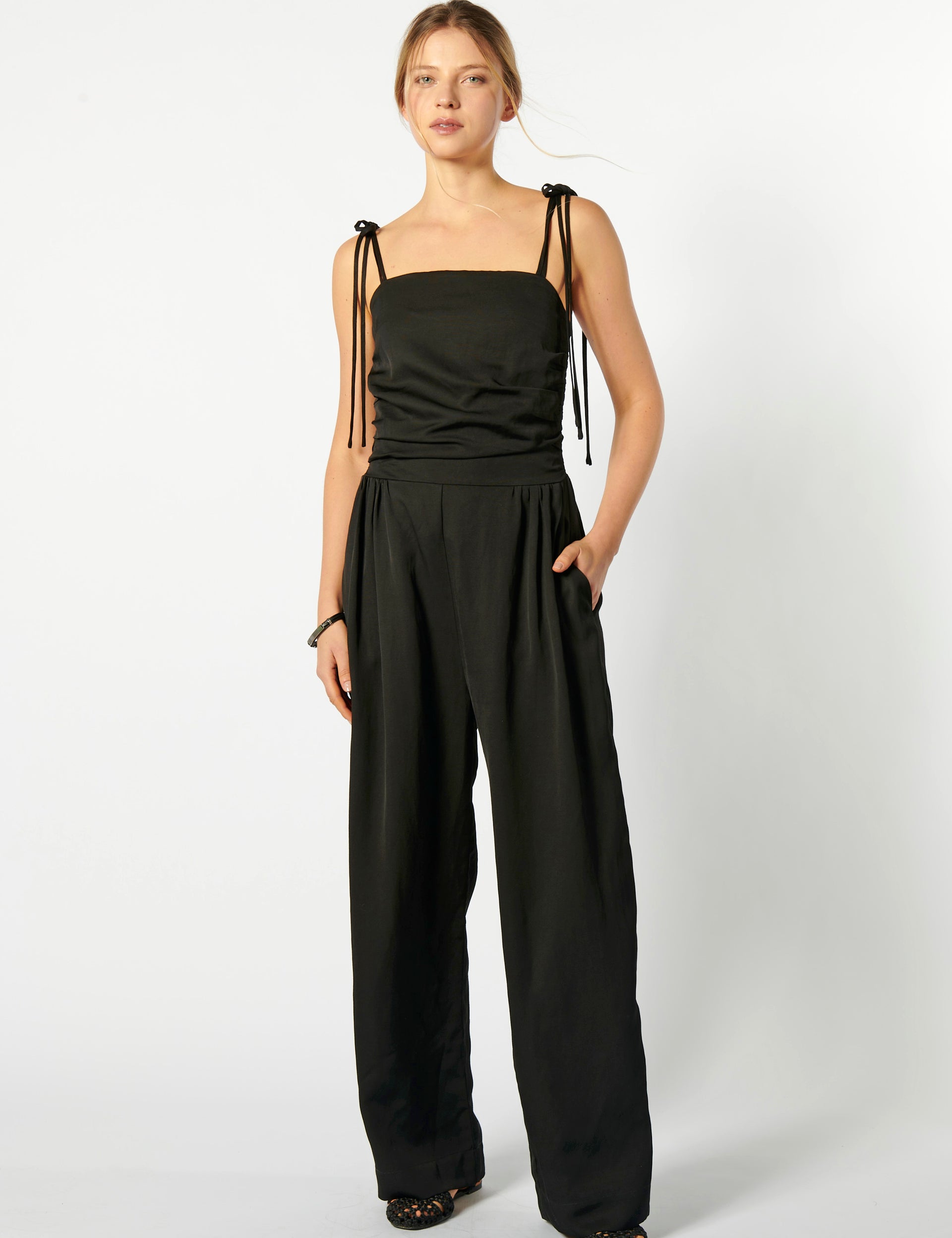 Enterito Juno Black de P-2026-200, vestido elegante en color negro con diseño sencillo y moderno para mujer.