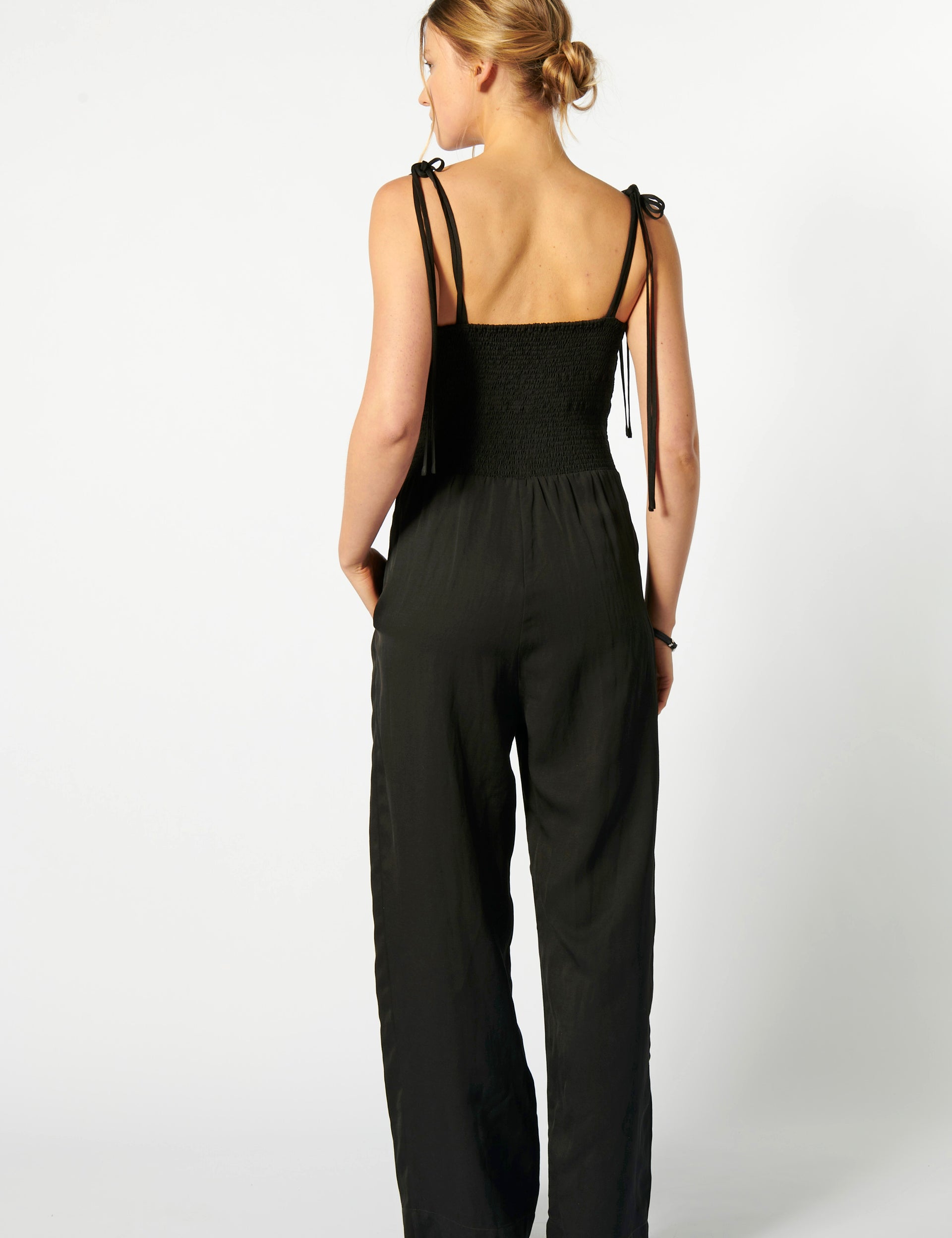 Enterito negro Juno de P-2026-200, vestido casual para mujer, con diseño sencillo y cómodo.