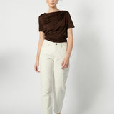 Modelo usando jeans mom fit blancos 