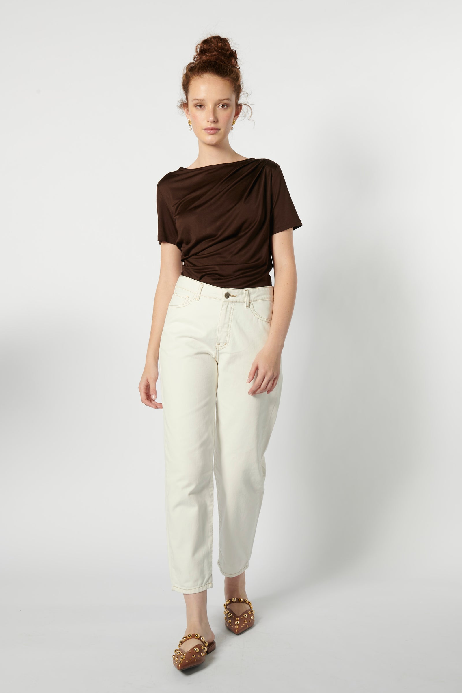 Modelo usando jeans mom fit blancos 