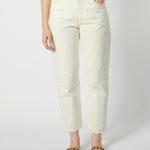 Modelo usando jeans mom fit detalle frontal 