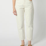 Modelo usando jeans mom fit detalle frontal 