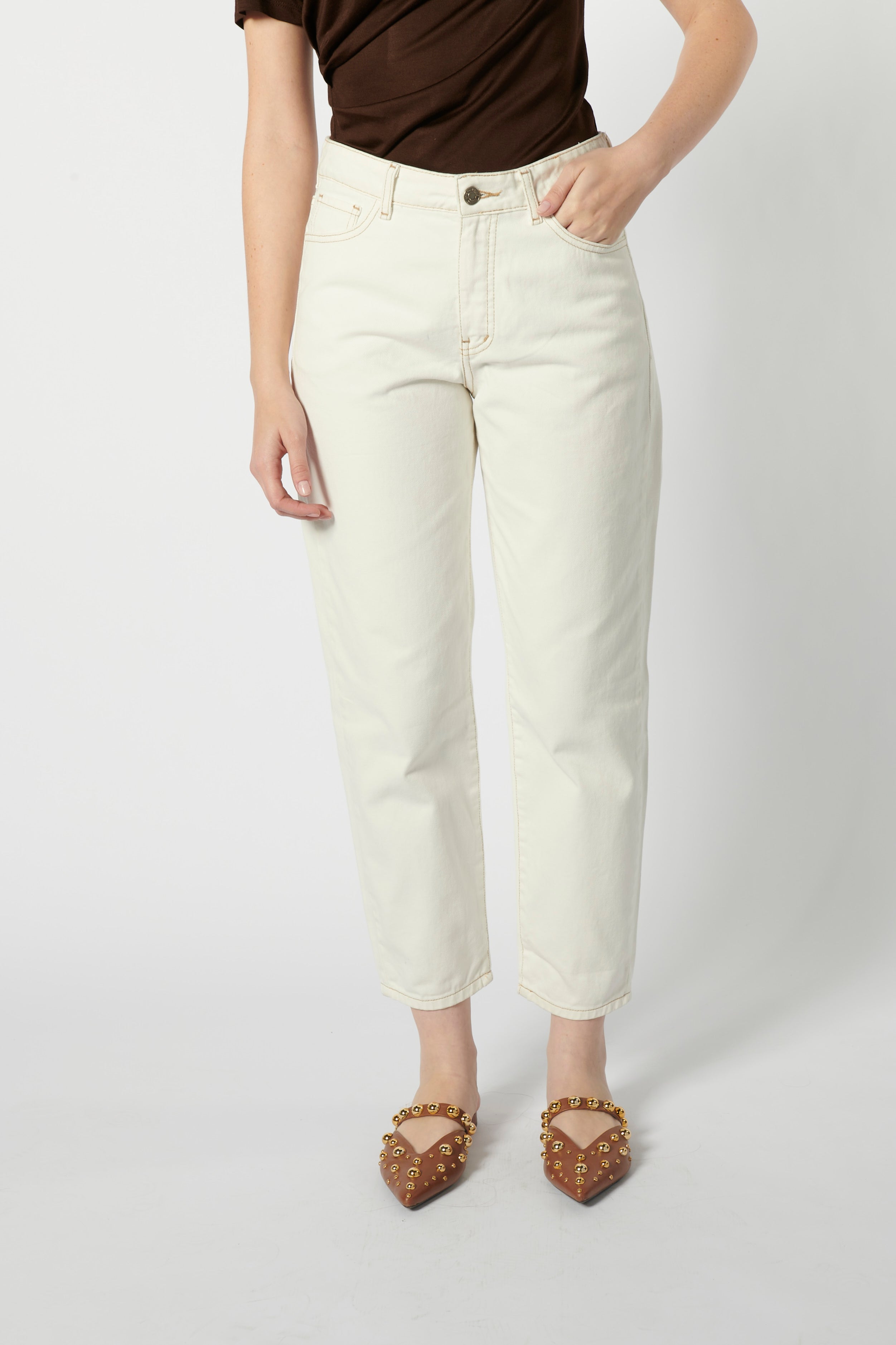 Modelo usando jeans mom fit detalle frontal 