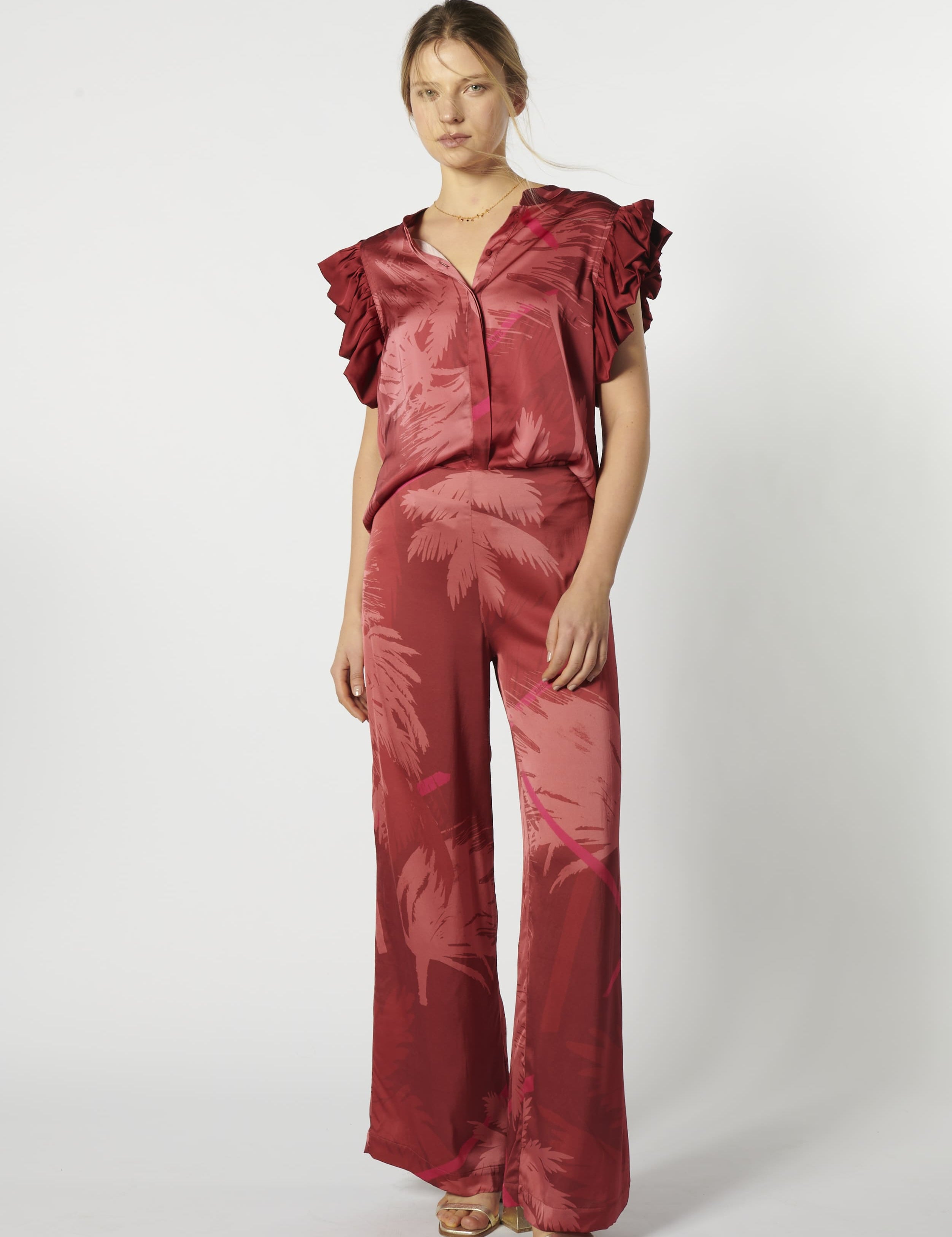 Pantalón Magma de la marca FV-2026-806, pantalones de corte moderno y color vibrante, con detalles visibles en la imagen.