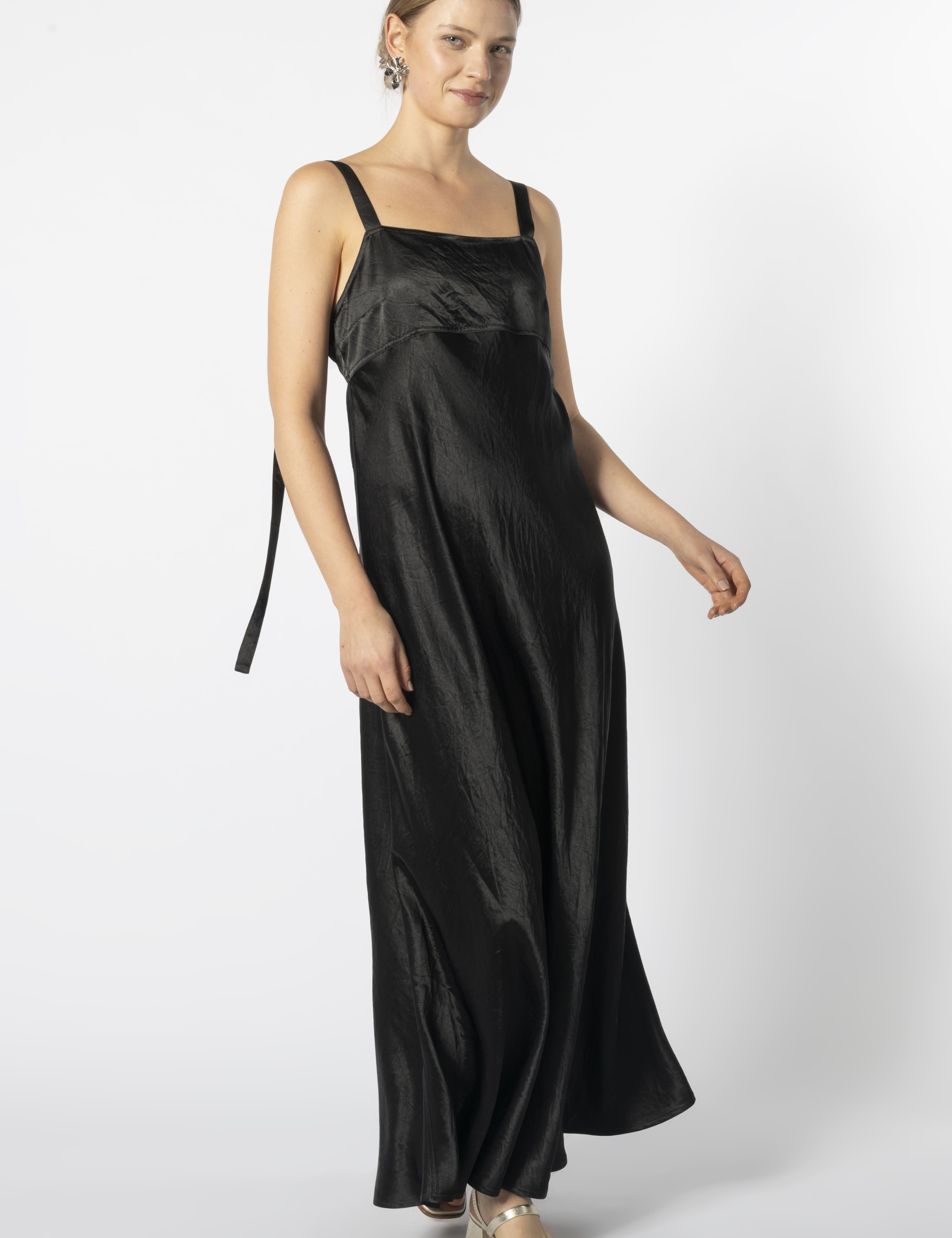 Vestido Magma liso rojo de la marca FV-2026-711, vestido elegante y cómodo para ocasiones especiales.