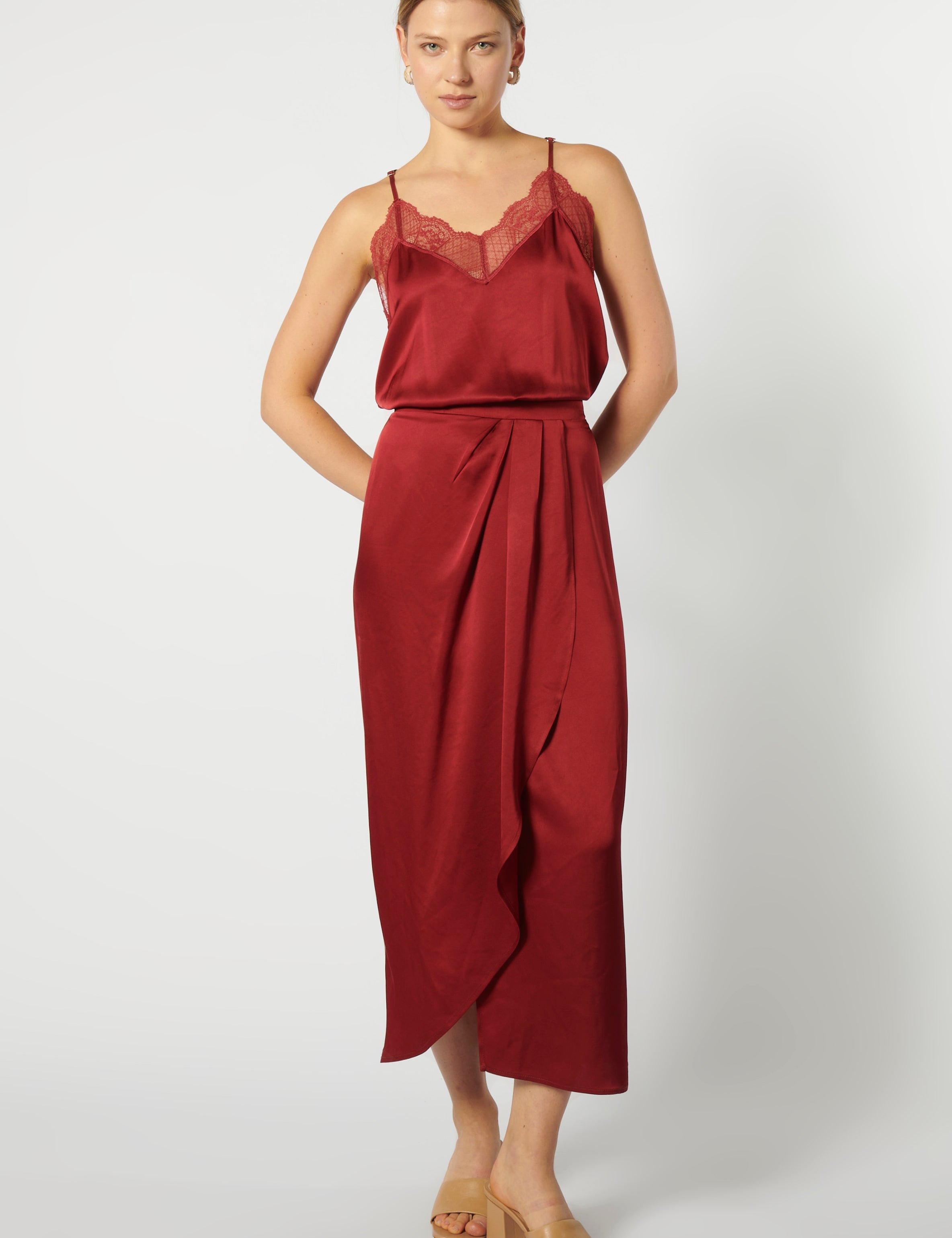 Vestido Feder Acero de la marca FV-2026-700, vestido elegante en color acero con detalles modernos y ajustados.