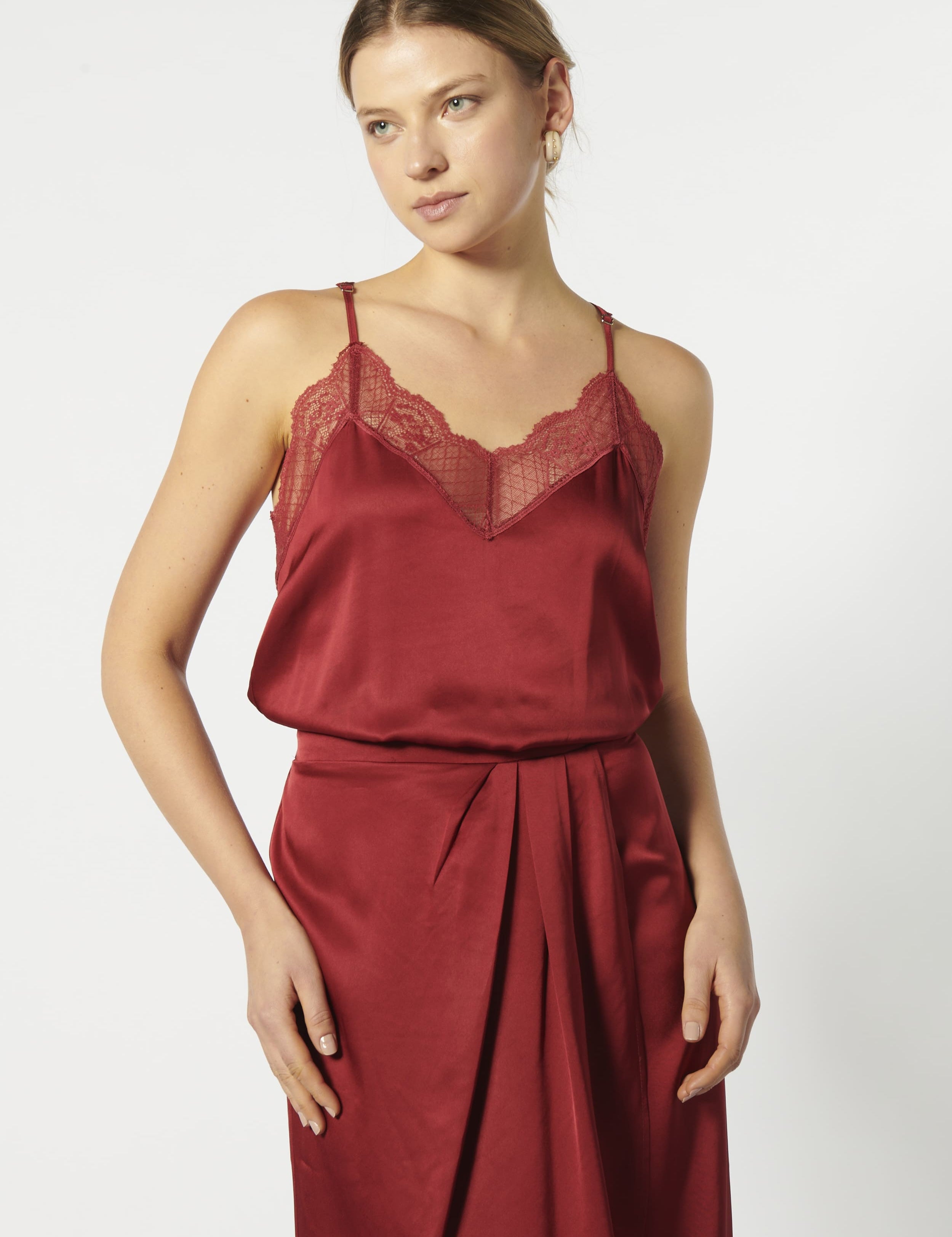 Vestido Feder Acero de la marca FV-2026-700, vestido elegante en color acero con detalles modernos, para ocasiones especiales.