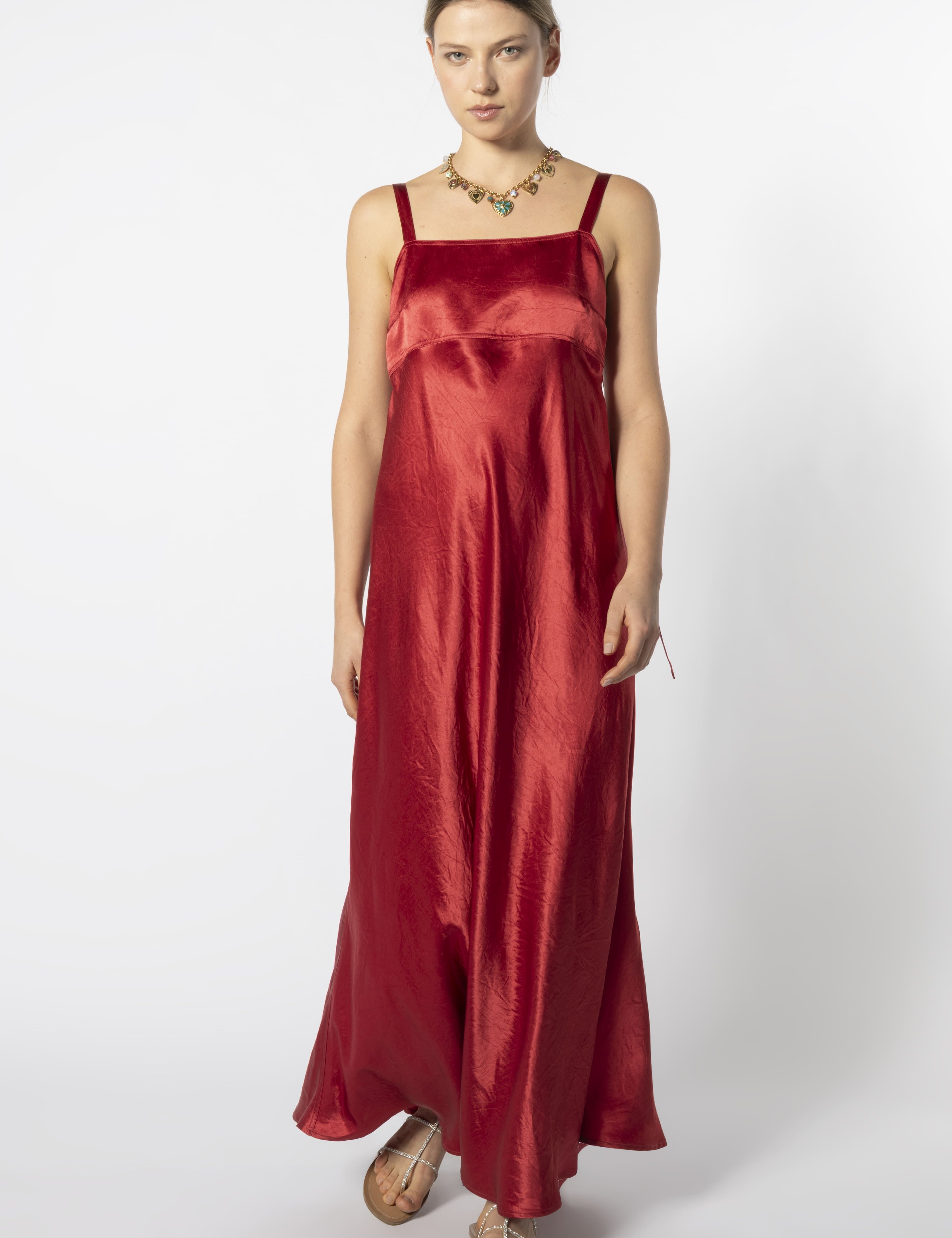 Vestido Magma liso rojo de la marca FV-2026-711, vestido elegante y sencillo, con diseño ajustado y cuello redondo.