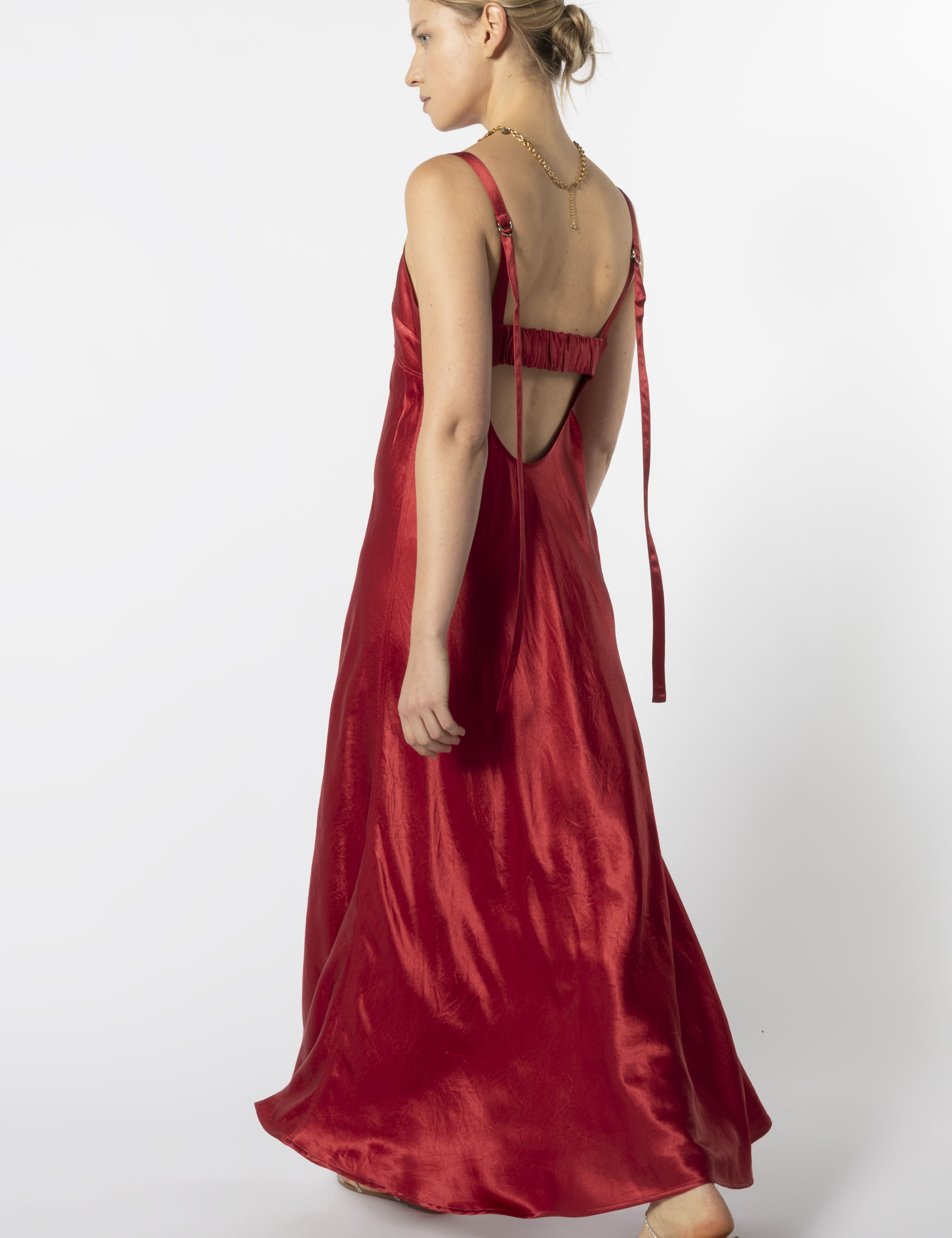 Vestido Magma liso en color rojo de la marca FV-2026-711, vestido elegante para mujer, con diseño sencillo y moderno.