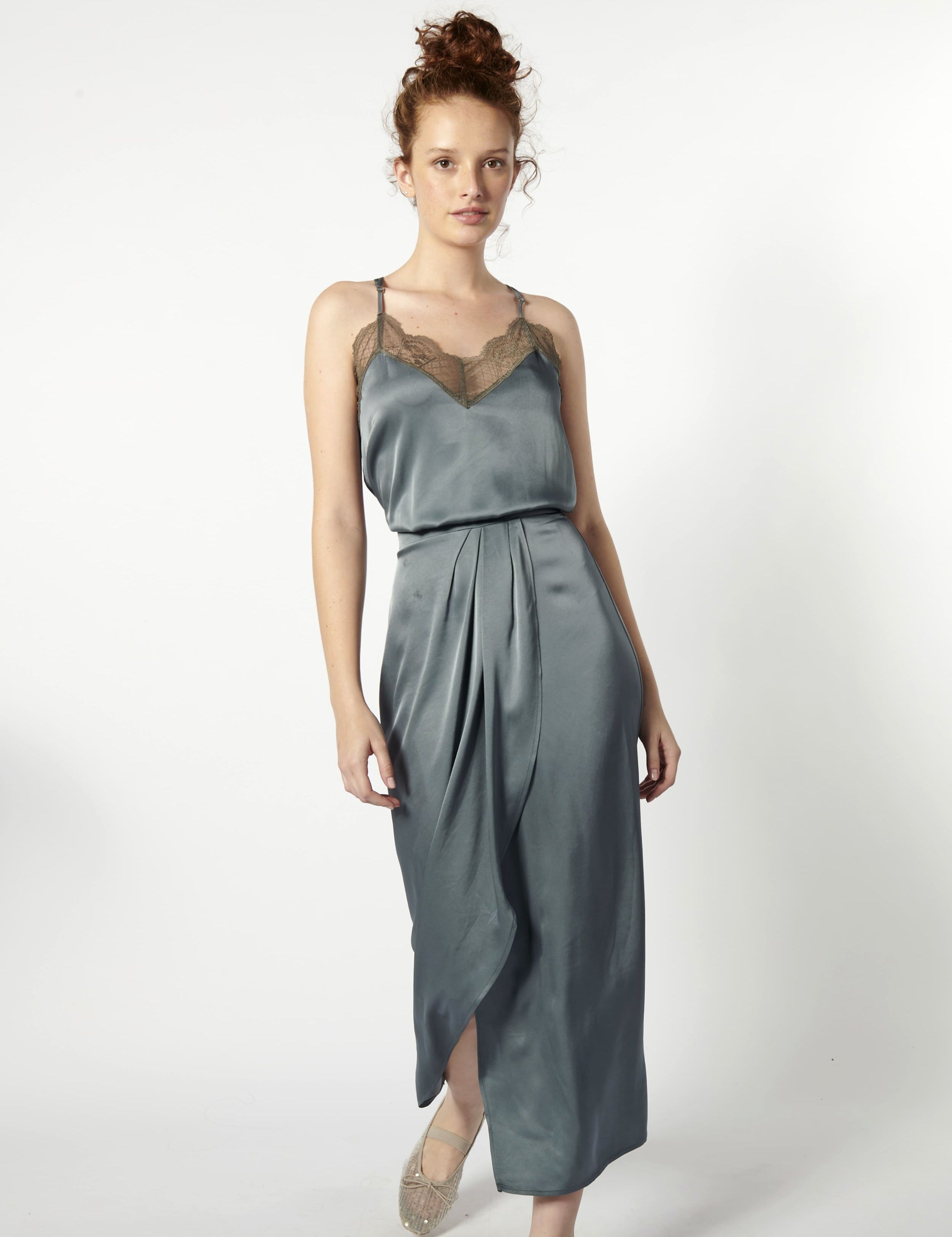 Vestido Feder Acero de la colección FV-2026-700, vestido elegante con diseño moderno y detalles en color acero.