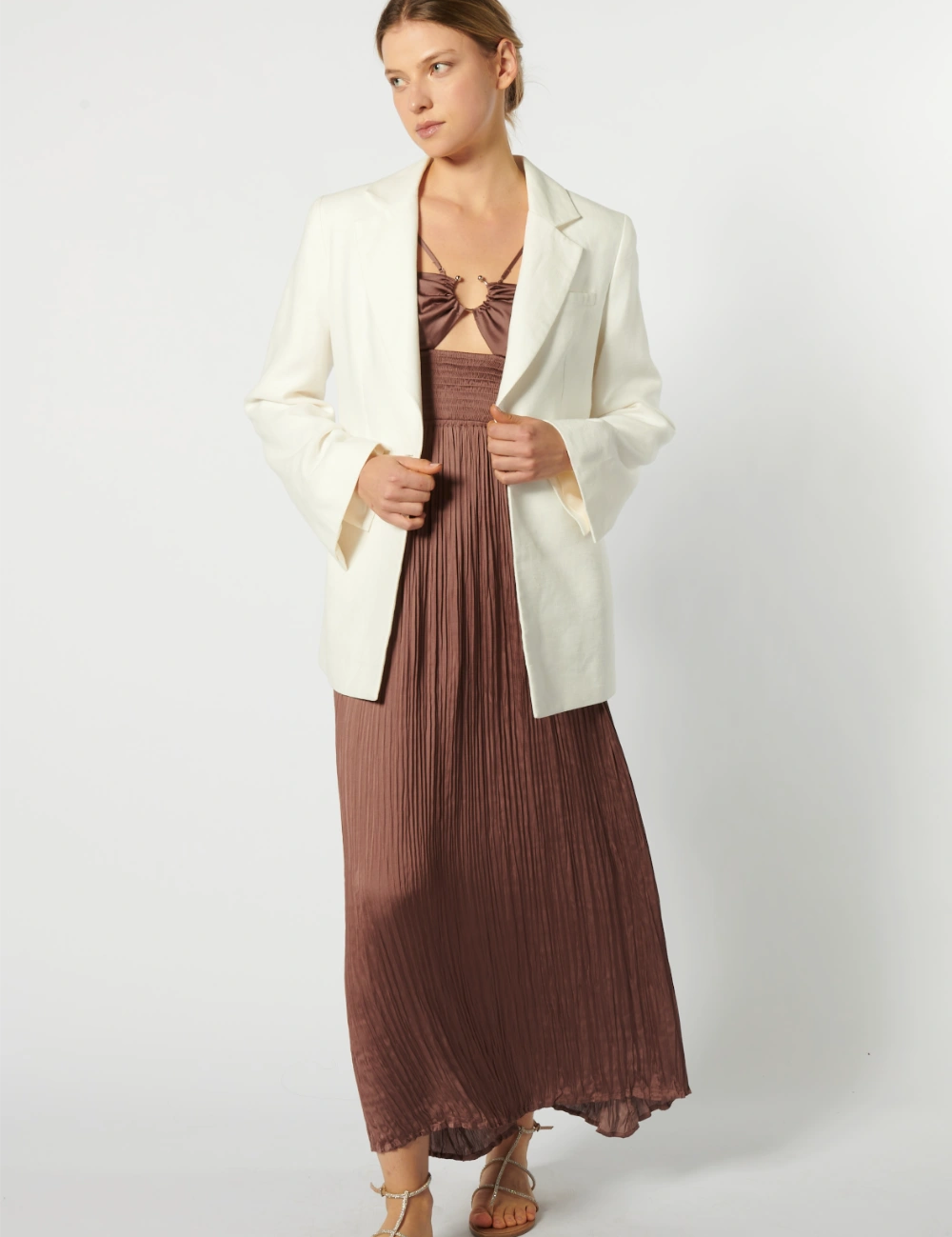Blazer Jacinta blanco de la marca P-2026-909, abrigo elegante con diseño moderno y corte ajustado, visto desde el frente.