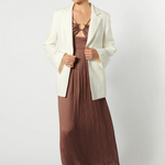 Blazer Jacinta blanco de la marca P-2026-909, abrigo elegante con diseño moderno y corte ajustado, visto desde el frente.