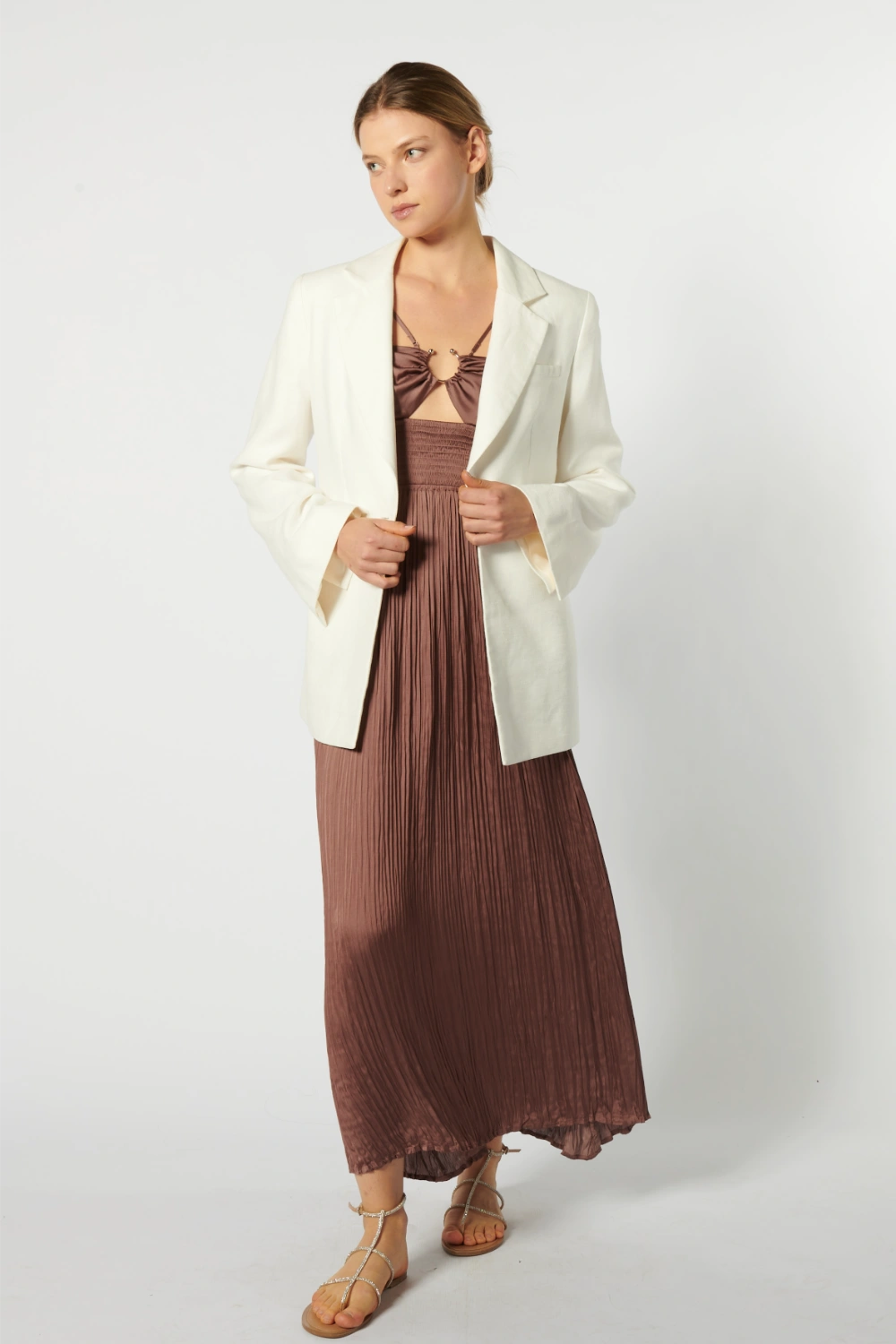 Blazer Jacinta blanco de la marca P-2026-909, abrigo elegante con diseño moderno y corte ajustado, visto desde el frente.