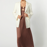 Blazer Jacinta blanco de la marca P-2026-909, abrigo elegante con diseño moderno y corte ajustado, visto desde el frente.