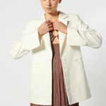 Blazer Jacinta blanco de la marca P-2026-909, chaqueta elegante de abrigo con corte ajustado y detalles en el cuello.