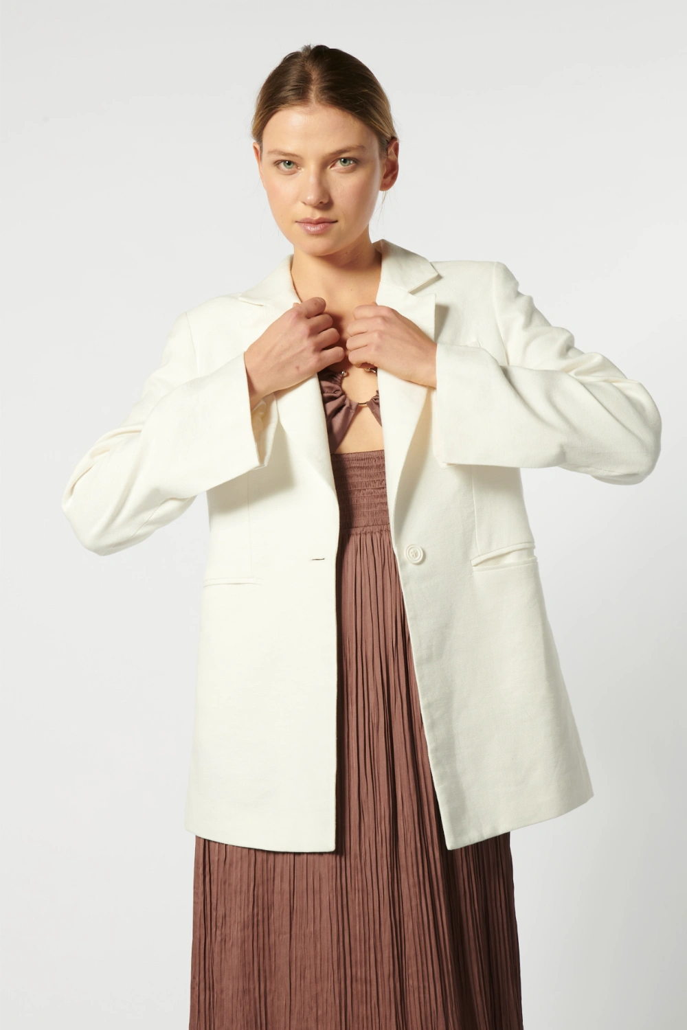 Blazer Jacinta blanco de la marca P-2026-909, chaqueta elegante de abrigo con corte ajustado y detalles en el cuello.