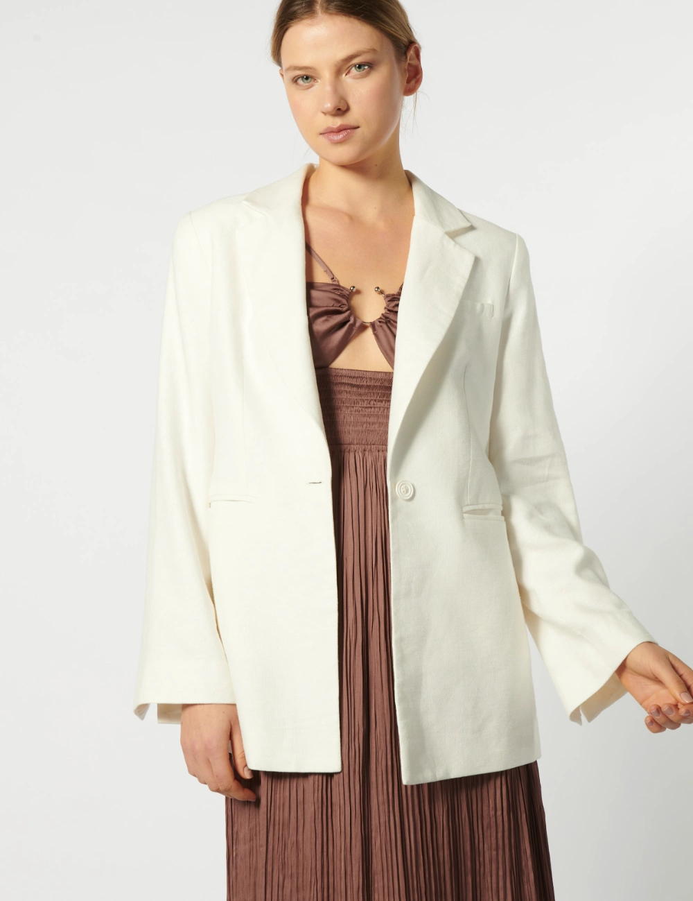 Blazer Jacinta blanco de la marca P-2026-909, chaqueta elegante de abrigo con corte clásico para mujer.