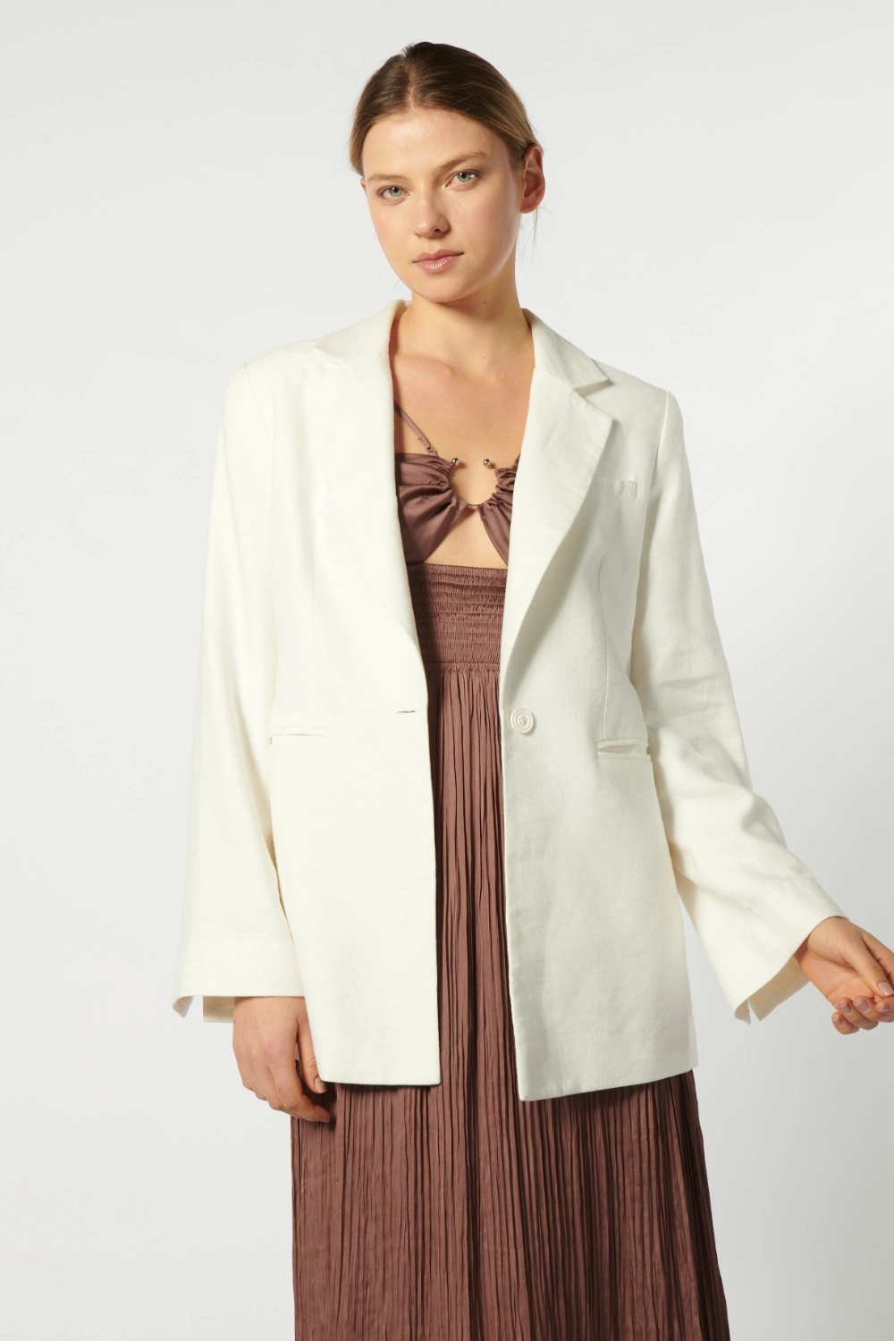 Blazer Jacinta blanco de la marca P-2026-909, chaqueta elegante de abrigo con corte clásico para mujer.