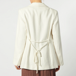 Blazer Jacinta blanco de la marca P-2026-909, chaqueta moderna de abrigo con corte elegante y diseño clásico en la imagen.