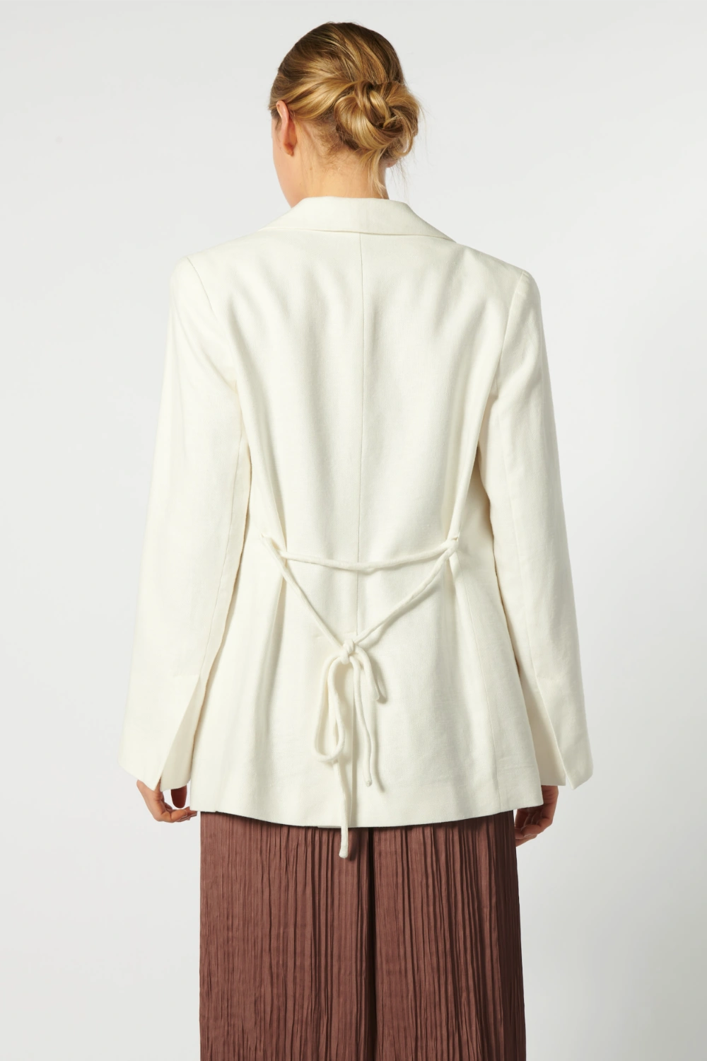 Blazer Jacinta blanco de la marca P-2026-909, chaqueta moderna de abrigo con corte elegante y diseño clásico en la imagen.
