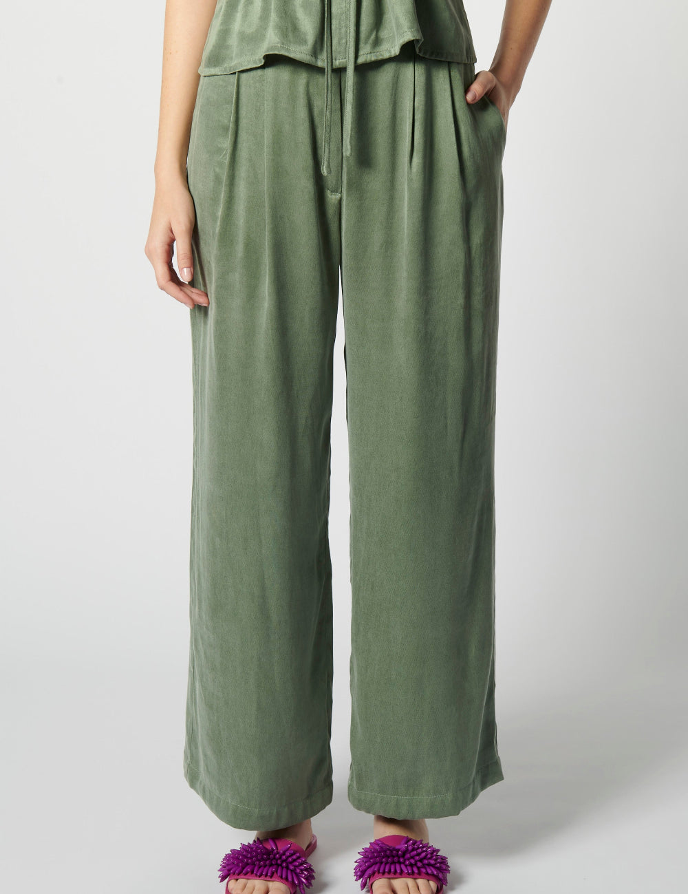 Pantalón Florence de la marca P-2026-808, pantalones de tela en color neutro, con diseño elegante y ajuste cómodo.
