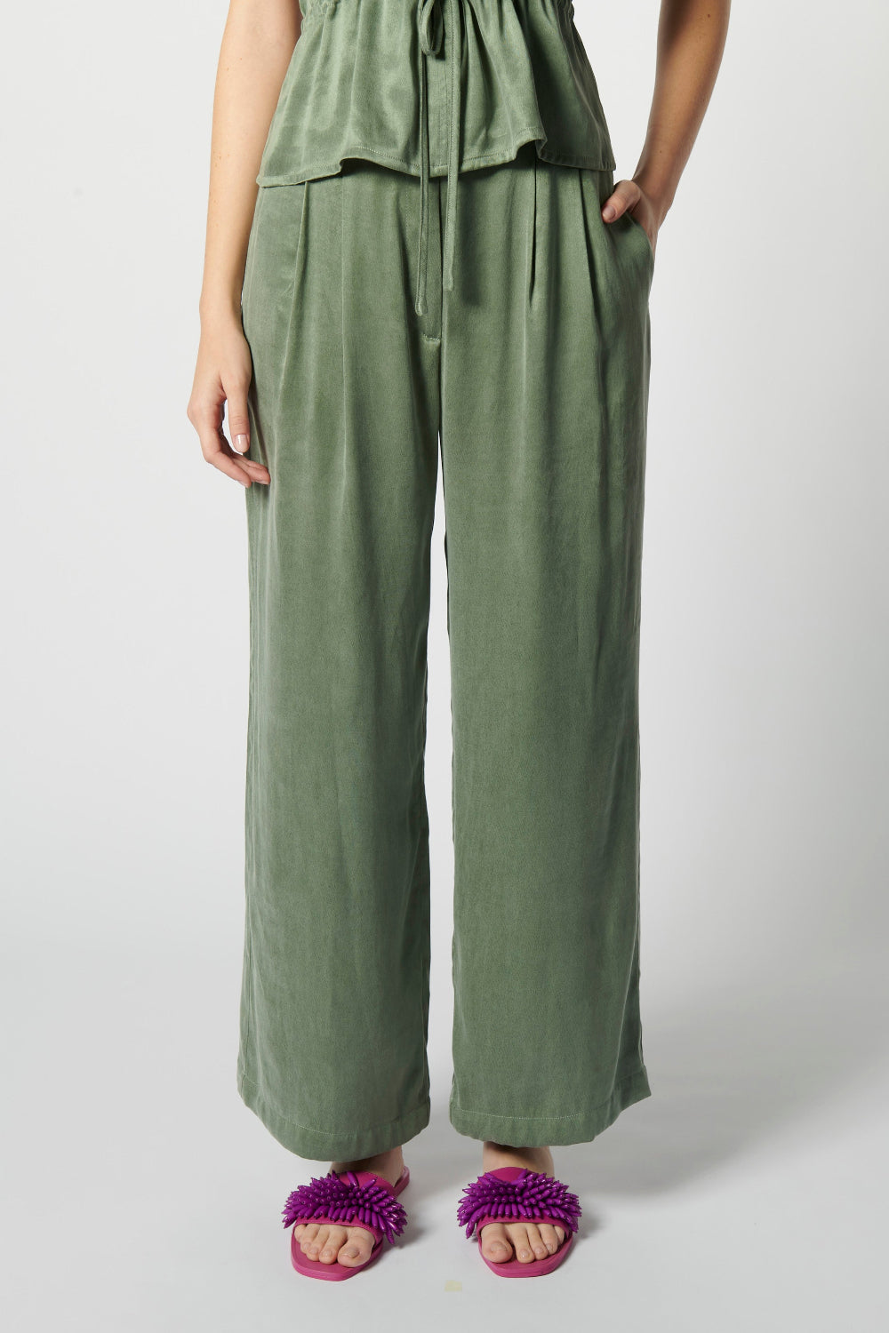 Pantalón Florence de la marca P-2026-808, pantalones de tela en color neutro, con diseño elegante y ajuste cómodo.