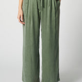 Pantalón Florence de la marca P-2026-808, pantalones de tela en color neutro, con diseño elegante y ajuste cómodo.