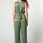 Pantalón Florence de la marca P-2026-808, pantalones de tela en color neutro con corte clásico y puños en los tobillos.