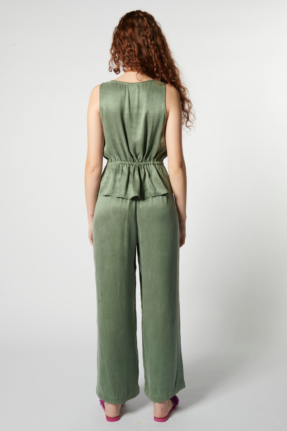 Pantalón Florence de la marca P-2026-808, pantalones de tela en color neutro con corte clásico y puños en los tobillos.