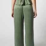 Pantalón Florence de la marca P-2026-808, pantalones de corte recto en color gris, mostrando detalles del diseño y la textura del tela.