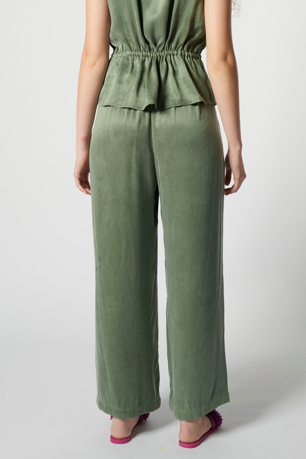 Pantalón Florence de la marca P-2026-808, pantalones de corte recto en color gris, mostrando detalles del diseño y la textura del tela.