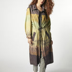 Vestido trench Amiens de la marca V-2026-901, vestido elegante con diseño clásico y detalles sofisticados.