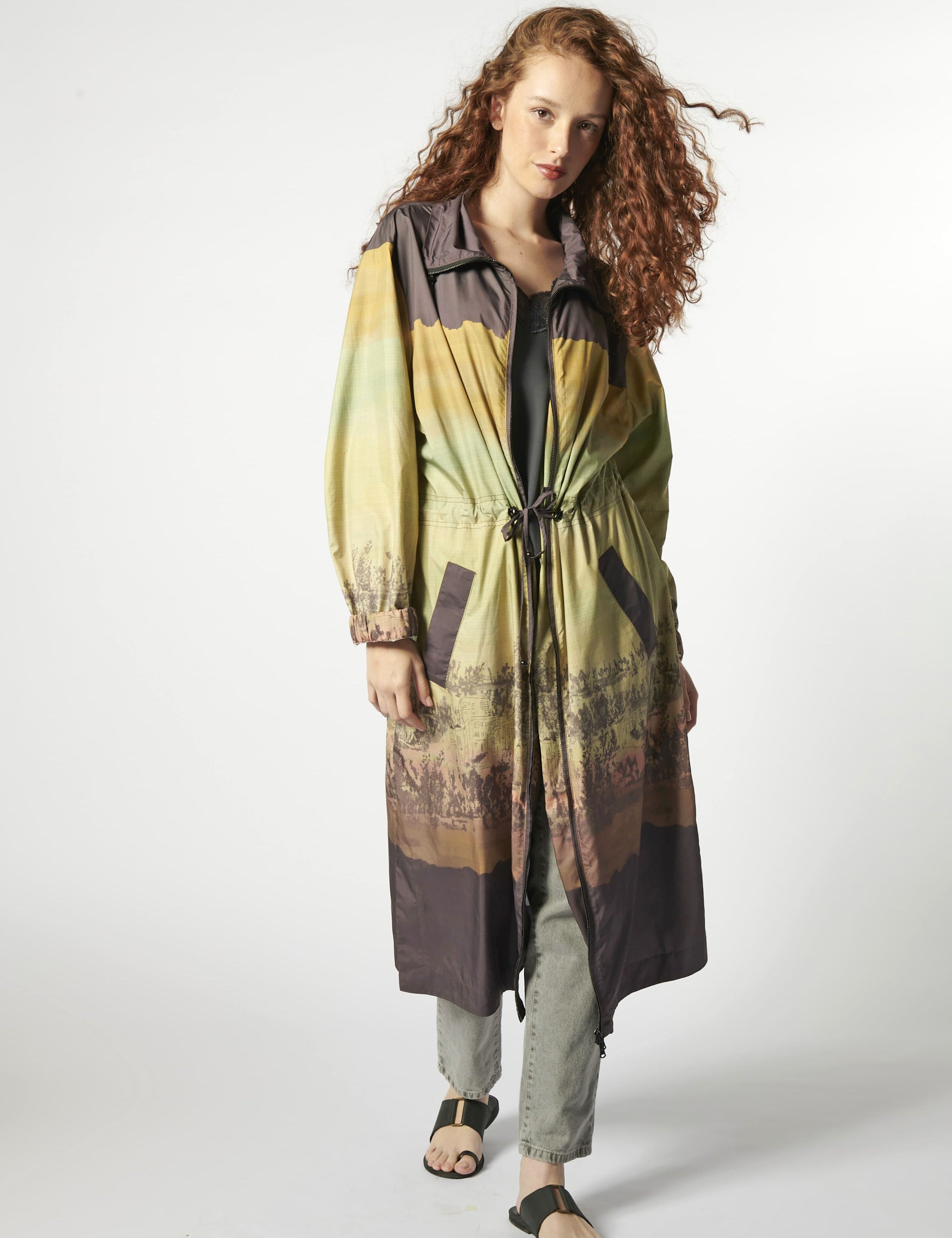 Vestido trench Amiens de la marca V-2026-901, vestido elegante con diseño clásico y detalles sofisticados.