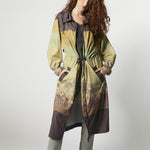 Vestido trench Amiens de la marca V-2026-901, estilo elegante, en color neutro, mostrando el diseño y detalles del vestido.