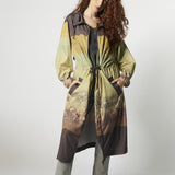Vestido trench Amiens de la marca V-2026-901, estilo elegante, en color neutro, mostrando el diseño y detalles del vestido.