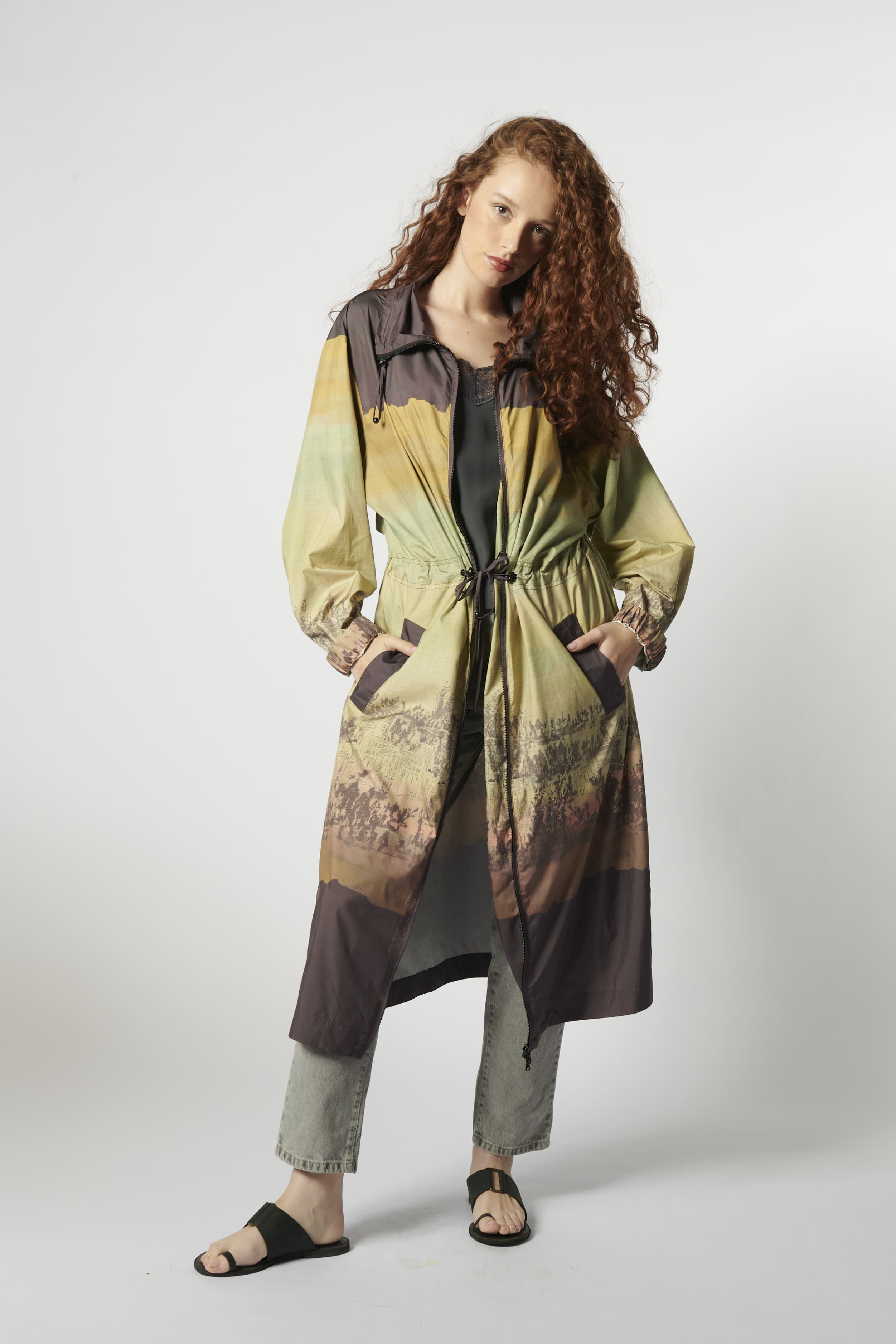 Vestido trench Amiens de la marca V-2026-901, estilo elegante, en color neutro, mostrando el diseño y detalles del vestido.